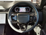 RANGEROVERのエレガントなステアリングはソフトレザーの握り心地の良いレザーを使用しています。