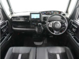 ◆視界広々で非常に運転しやすくロングドライブでも疲れを感じさせないすっきりとまとまったインパネ周りです。