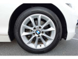 【BMWアロイホイール】軽量かつ強度に拘ったアロイホイール。走行性能ポテンシャルを引き出す設計。タイヤのサイドウォールが強化されたランフラットタイヤは、パンク時にタイヤがつぶれてもリムから外れません。