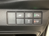 ハンドルの右側にHondaセンシング用のメインスイッチとパワーテールゲートスイッチがついています。パワーテールゲートスイッチは車内からでもテールゲートの開け閉めを電動でできます。