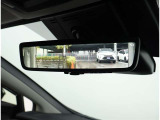 デジタルインナーミラー装備!車両後方のカメラの映像をデジタル補正で視認性を向上させてインナーミラー内に表示します♪視界を遮るものがなく、後席に同乗者がいても後方を確認しやすく安心です♪