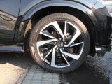 アルミホイール付!鉄ホイールと違って軽いので燃費にも影響してきます。ガソリンの高騰に少しは貢献します!あと単純に足元がきまります。