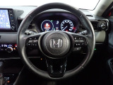 ハンドル左側にはオーディオ操作が出来るオーディオリモートコントロールスイッチ、右側にはHonda SENSINGとオートクルーズコントロールのスイッチを装備!