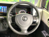 インテリアに合わせたデザインのステアリングは、運転される方のことも考え、運転しやすい形状、大きさです。是非一度、実際に触ってお確かめください。