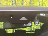 【i-ACTIVESENSE】走行中に前方の車両等を認識し、衝突しそうな時は警報とブレーキで衝突回避と被害軽減をアシスト。より安全にドライブをお楽しみいただけます。