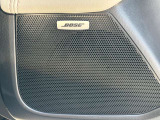 【BOSEサウンドシステム】を搭載しています。室内の反響率やシート生地など、車種ごとにチューニングされた専用音響空間です。