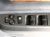 【電動格納ミラー】サイドミラーは電動格納式となっており、狭い駐車場でもキズがつくリスクを抑えられます。