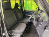 運転席まわりには十分なスペースがあり、大柄な方でもゆったり運転していただける環境です。