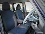 『ハイウェイスタ-』らしくスポ-ティ-な印象のブラック系インテリア。 前席にはSRSサイドエアバッグを備えています。