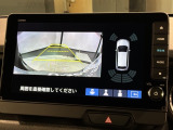 リバースギアに入れるだけで後方の表示へ切り替わります。夜間や雨の日の駐車も楽になりますよ。