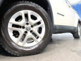●純正16インチアルミホイール:輸入車ならではの卓越した走りを支えるホイールと足回りです!日本車の走りに慣れている方にもぜひ体感して頂きたいほど、高いレベルでまとまっています!