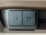 【USBポート】USBポートも装備されています、スマートフォンの充電やオーディオに連携も可能です、今や欠かせない装備の一つです!