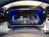 速度はデジタル表示で見やすいですね。燃費のいい運転をすると、イルミネーションがグリーンになります。グリーンの状態を長く保つだけで、上手にエコドライブができちゃいます。