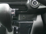 USB電源&12Vシガーソケットが運転席&助手席前にございます♪スマホ等の充電にご使用くださいませ♪
