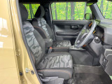 運転席まわりには十分なスペースがあり、大柄な方でもゆったり運転していただける環境です。