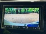 【バックカメラ】駐車時に後方がリアルタイム映像で確認できます。大型商業施設や立体駐車場での駐車時や、夜間のバック時に大活躍!運転スキルに関わらず、今や必須となった装備のひとつです!