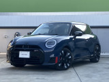 MINIのフロントグリルのデザインはイギリスで生まれた当初から、シルバーのサイドバーが折り重なった伝統的なデザインで御座います。その伝統はBMWのお車になってからでも少しずつ形を変えて守られております
