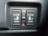 両側電動ドアです。運転席からの操作が可能です。