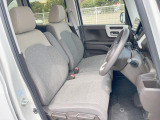運転席まわりには十分なスペースがあり、大柄な方でもゆったり運転していただける環境です。