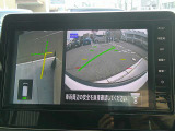 【アラウンドビューモニター】空から見下ろすような視点で、スムースな駐車と安全確認をサポートします。
