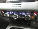 オートエアコンは左右席で独立温度コントロールが可能です。運転席はキンキンに冷やして助手席はマイルドにと言った設定が可能です☆暑さ寒さでケンカすることもなくなりますね♪