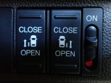 運転席からもスライドドアをボタン操作でスピーディーに開閉できます!またスマートキーでも操作できるので便利です。