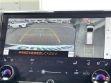 【パノラミックビューモニター】クルマを真上から見下ろした視点で駐車をサポートします!クルマの斜め後ろや真横など、いち早く障害物に気が付くことができます。