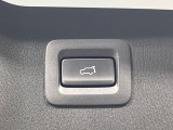 【パワーバックドア】スマートキーや運転席のボタンを押すだけでリアゲートが自動で開閉します!荷物を持っている時や、高い位置にあるバックドアを閉める際に便利な機能です♪