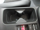 運転席からも助手席からも使いやすい位置に引き出し式ドリンクホルダーが付いています。
