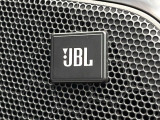 【JBLサウンドシステム】メーカーオプションの高品位サウンドシステムを搭載。専用のチューニングが施された大小様々なスピーカーから良質なサウンドが奏でられ、臨場感あふれる音響空間を演出します。