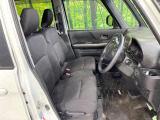 運転席まわりには十分なスペースがあり、大柄な方でもゆったり運転していただける環境です。