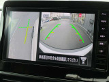 自車を真上から見下ろすように映し出すので周囲の状況が分かるアラウンドビューモニター搭載。フロントカメラとしても使用できます。車庫入れなど苦手な人の頼りになる助っ人です。