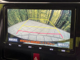 【バックカメラ】駐車時に後方がリアルタイム映像で確認できます。大型商業施設や立体駐車場での駐車時や、夜間のバック時に大活躍!運転スキルに関わらず、今や必須となった装備のひとつです!
