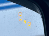 【リヤビークルディティクション】走行中、ドアミラーの死角になりやすい箇所に後続車が接近するとサイドミラー付近に警告を表示、ドライバーに注意喚起と、万一の際はハンドル操作をアシストをします。