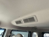 車内の空気を循環し後席まで素早く快適にしてくれるシーリングファン(プラズマクラスター搭載)♪暑い季節もムラなく涼しく、快適さがUP!エアコン前に扇風機を置くと効率が良いと言われる、あの発想ですw