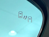 【ブラインドスポットモニター】走行中、ドアミラーの死角になりやすい箇所に後続車が接近するとサイドミラーのレンズに警告を表示!ドライバーに注意喚起をしてくれます。