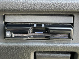【ETC】有料道路を利用する際に料金所で停止することなく通過できる、ETC車載器(ノンストップ自動料金収受システム機器)が装備されています。セットアップを行うことで利用可能になります。