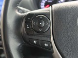 ステアリングスイッチ付き。前方から目を離すことなく操作することが可能です。