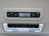 後席用のエアコンのコントローラーです。