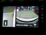 【アラウンドビューモニター】空から見下ろすような視点で、スムースな駐車と安全確認をサポートします。