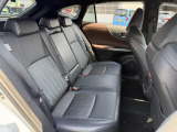 後部座席も気になるようなキズ・汚れやへたり等、大きなダメージはなく、良好な状態です。