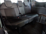 ゆったり座れる3列目シートです(*^-^*)たっぷりとした厚み、足もとや頭上の余裕ある空間でゆったりくつろげます♪