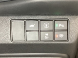 Hondaセンシング用の、VSA(ABS+TCS+横滑り抑制)解除と路外逸脱抑制機能のオンオフスイッチなどはハンドルの右側に装備しています。