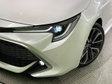 【LEDヘッドライト】悪天候や夜間走行時も良好な視界を確保し安心して運転できる高輝度LEDヘッドライトを装備!点灯速度が早く、消費電力も抑えられています。