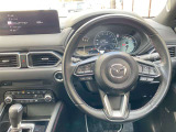 【運転席インテリアデザイン】左右対称のインテリアデザインでドライバーを包み込み運転に集中できるように設計されています。