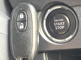 【キーレススタートシステム】カバンやポケットに入れたままでもドアの施錠・解錠が可能なスマートキーを装備。エンジンのオン・オフ時もカギを取り出す必要が無いからとっても便利です♪