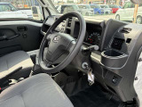 運転席エアバッグ付で、通勤にも農作業にも安心して使える一台。パワーステ装備なので、街中の運転、狭い農道や荷物を積んだ状態でもスムーズに取り回せます。仕事や農業の心強い相棒です。