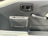 楽々パワーウィンドウ。スイッチひとつで窓の開け閉めができるので料金所や駐車場、ちょっとした換気もスムーズに対応。両側の窓操作も手元で簡単にできるから、忙しい仕事中でもストレスなく使える便利な装備です。
