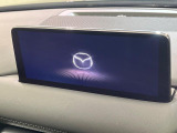【10.25インチマツダコネクト】車内の雰囲気にマッチした大型ディスプレイ。スマホ接続でのナビ使用やBluetooth再生等、様々な機能が楽しめます。直感的なダイヤル操作が可能で、使い勝手も良好です。