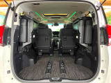 後席を格納すると、これだけの広さが!シーンに合わせたシートアレンジで、大きな荷物も積むことが出来ます♪
